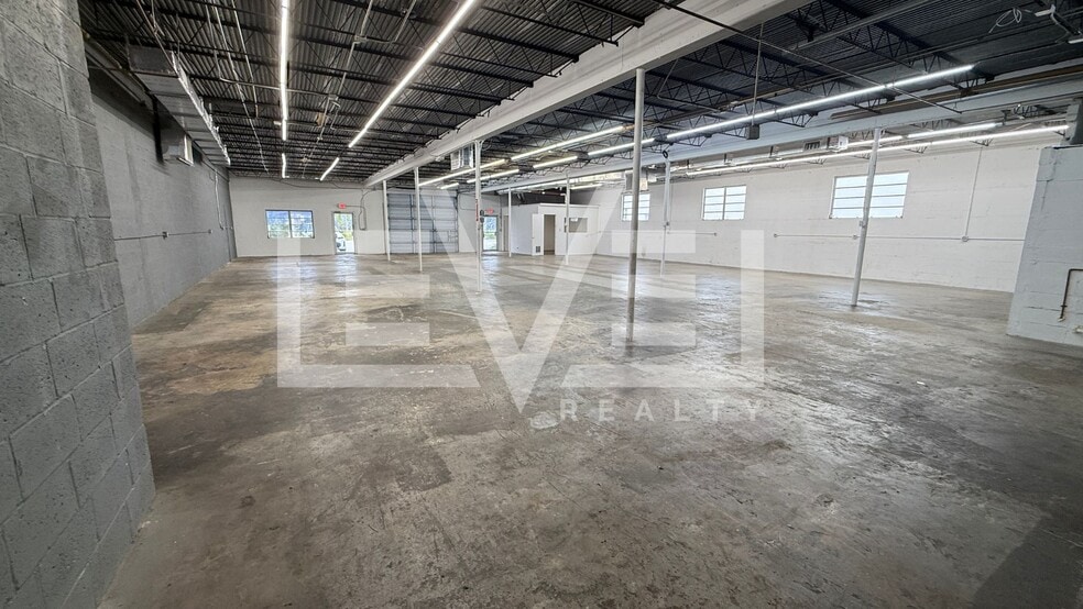 More Photos Of 3948 NE 5th Ave, Oakland Park Warehouse For Lease