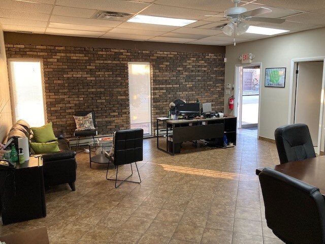 More Photos Of 139-141 Crossen Ave, Elk Grove Village Warehouse For Lease