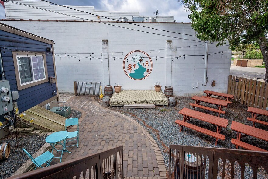 More Photos Of 228 E Main St, Waterford Bar For Sale