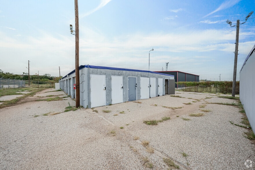 More Photos Of 910 W 29th St, San Angelo Self Storage For Sale