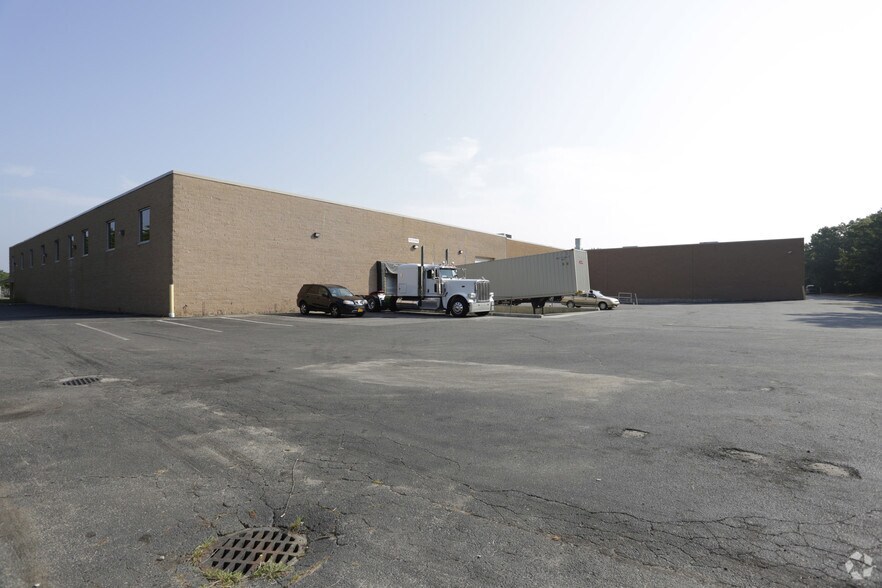 More Photos Of 30 Crossways E, Bohemia Manufacturing For Lease