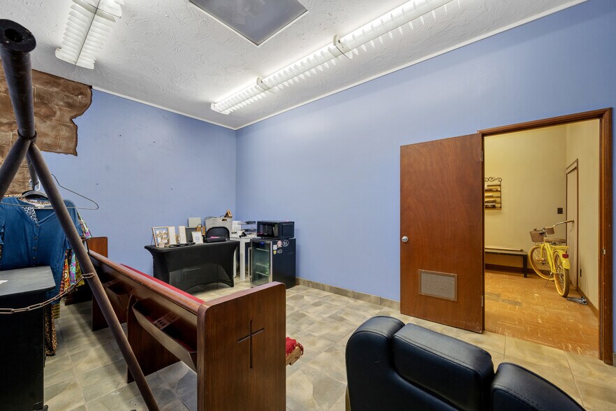 More Photos Of 308-310 S Main St, Lindsay Office For Sale
