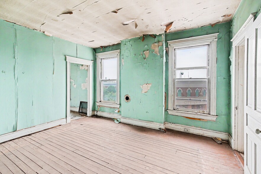 More Photos Of 1002 Monmouth St, Newport Office Residential For Sale