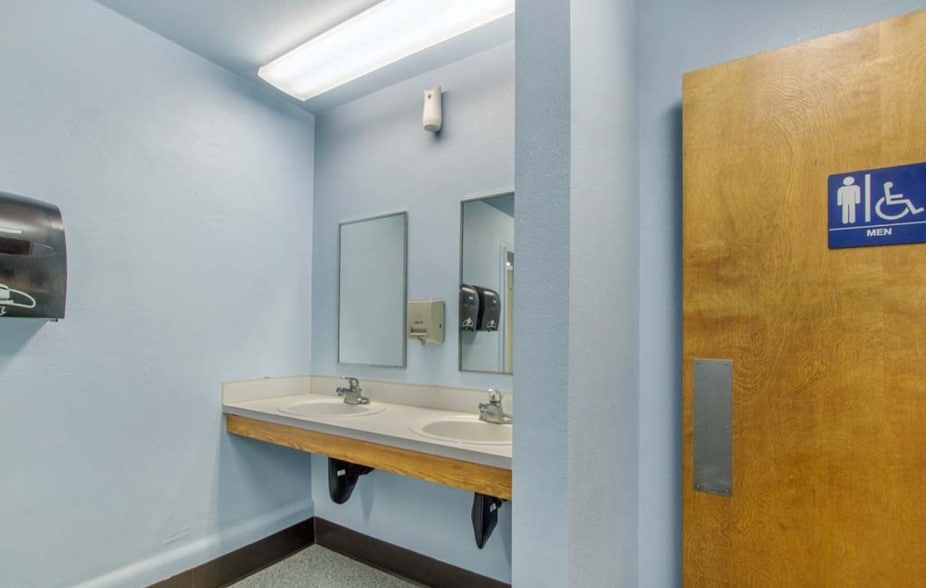 More Photos Of 115 Mashell N ave, Eatonville Movie Theatre For Sale