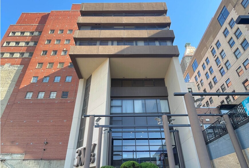 More Photos Of 30 W 3rd St, Cincinnati Office For Lease