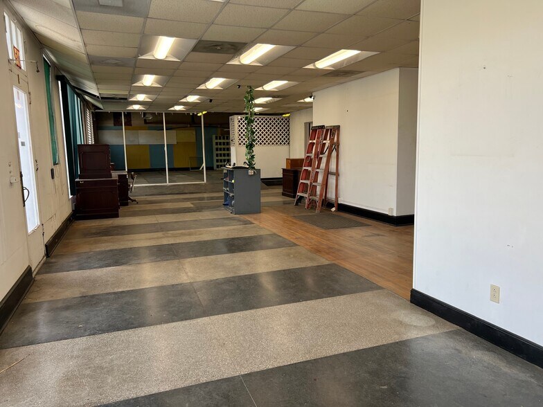 More Photos Of 244 E Court St, Marion Flex For Sale