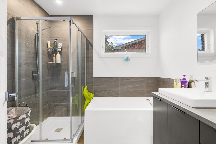 More Photos Of 1603-1607 Rue Godin, Longueuil Apartments For Sale