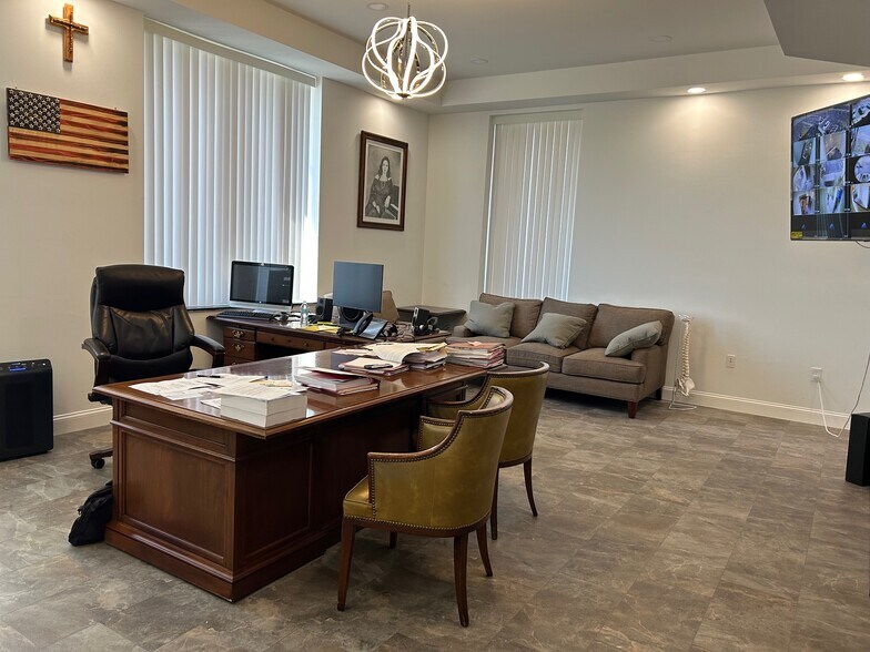 More Photos Of 116 NW Columbia Ave, Lake City Office For Sale