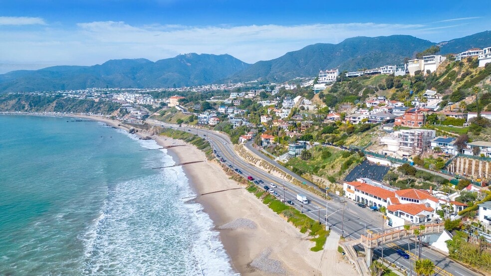 More Photos Of 17575 Pacific Coast Hwy, Pacific Palisades Loft Creative Space For Lease