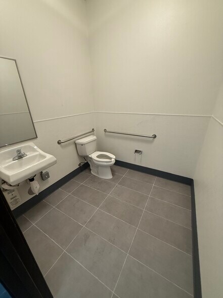 More Photos Of 460 W Larch Rd, Tracy Warehouse For Sale