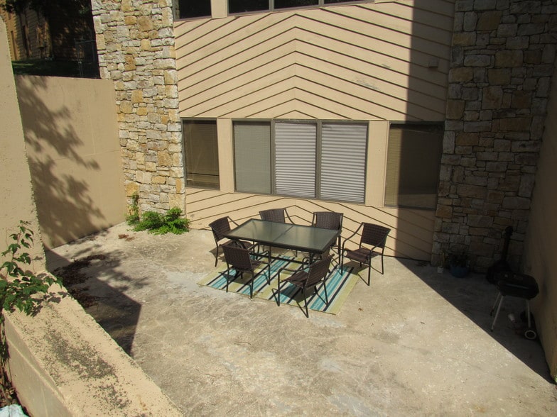 More Photos Of 4228 S Hocker Dr, Independence Office For Sale