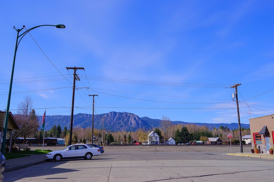 More Photos Of 112 N Pennsylvania Ave, Cle Elum General Retail For Sale