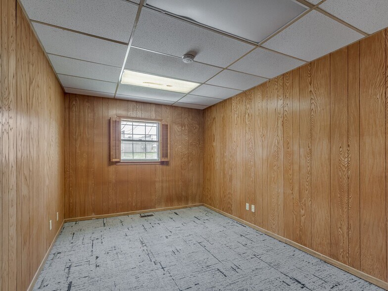 More Photos Of 111 N 4th St, Seminole Office For Sale