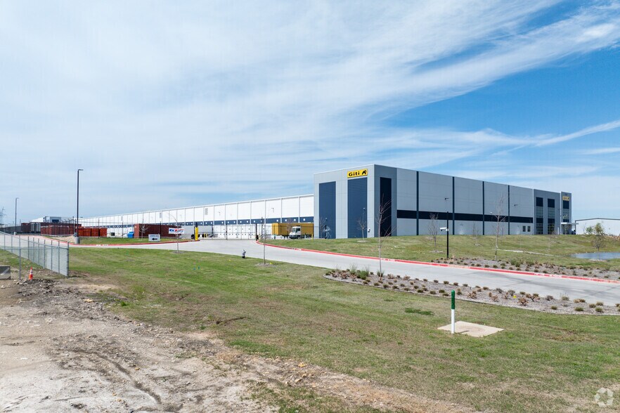 More Photos Of 11085 Harmon Rd, Fort Worth Industrial For Lease