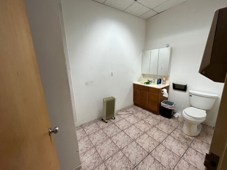 More Photos Of 100 Hinsdale St, Brooklyn Warehouse For Lease