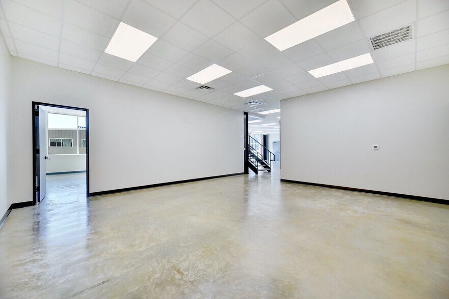 More Photos Of 11215 Conroy Ln, Austin Showroom For Lease