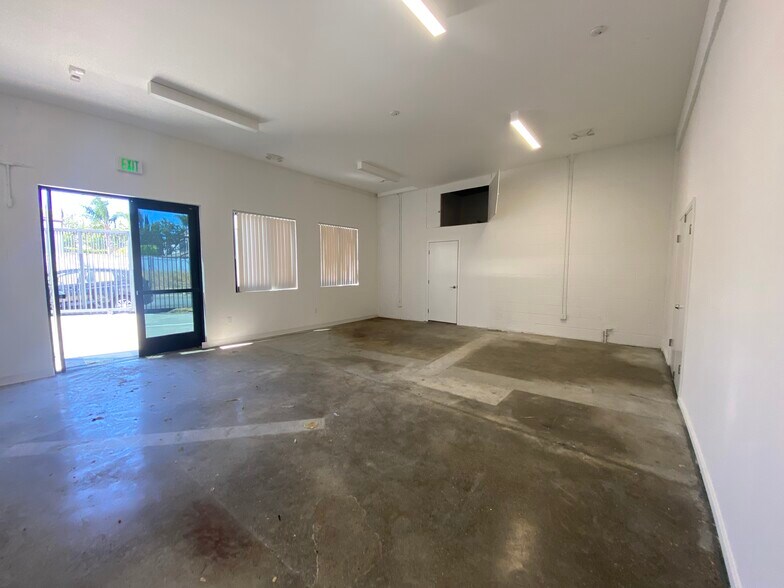 More Photos Of 18444 Ventura Blvd, Tarzana Service For Lease
