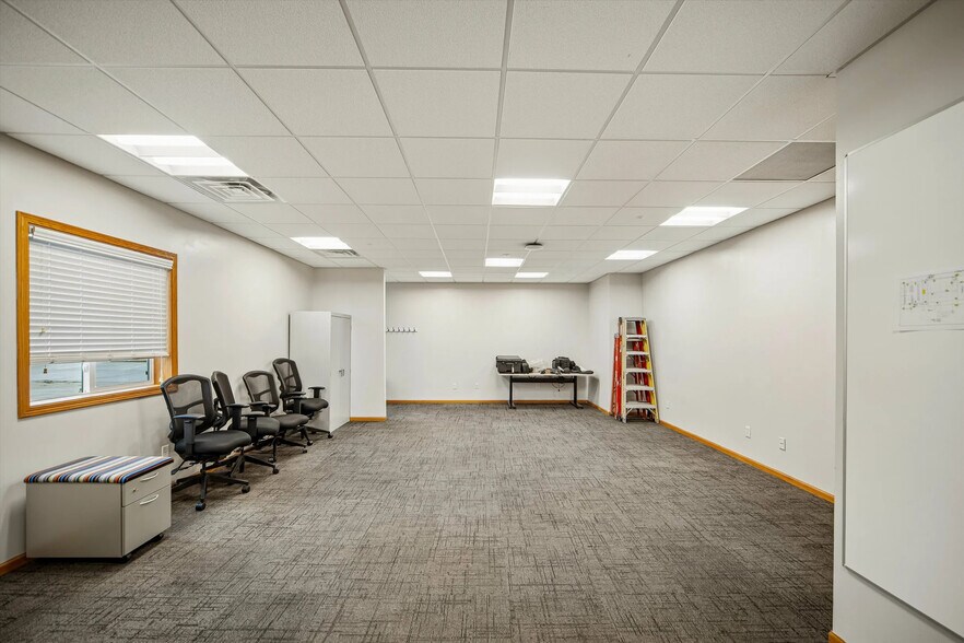 More Photos Of 1301 NE 56th St, Pleasant Hill Light Distribution For Sale