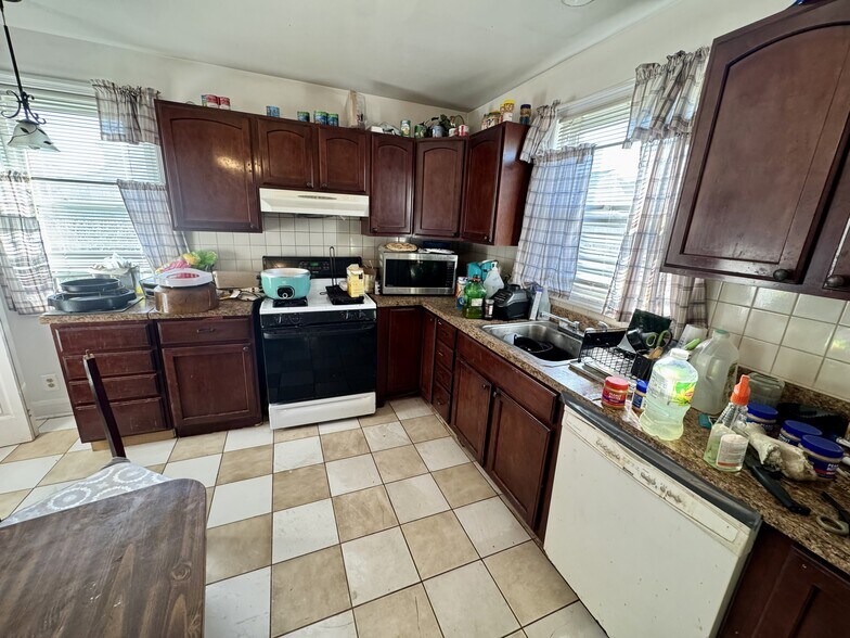 More Photos Of 2725 North Point Rd, Dundalk Office For Sale