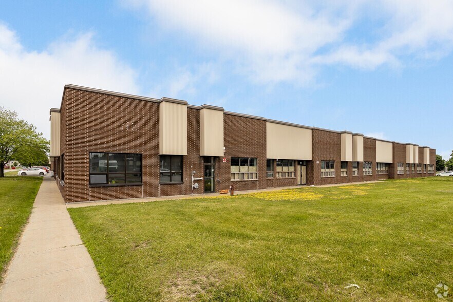 More Photos Of 825 Rue Tecumseh, Dollard-des-Ormeaux Warehouse For Lease
