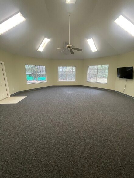 More Photos Of 8401 Kuykendahl Rd, The Woodlands Unknown For Lease
