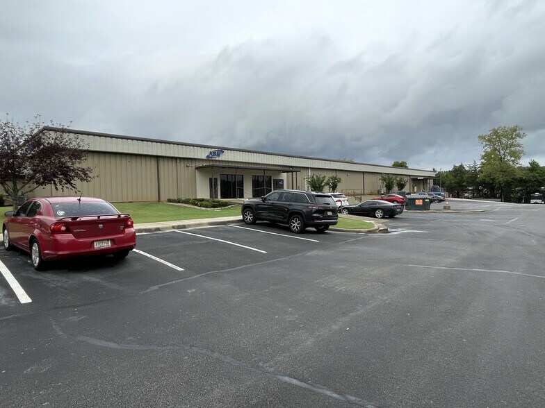 More Photos Of 4906 NW Research Dr, Huntsville Office For Lease