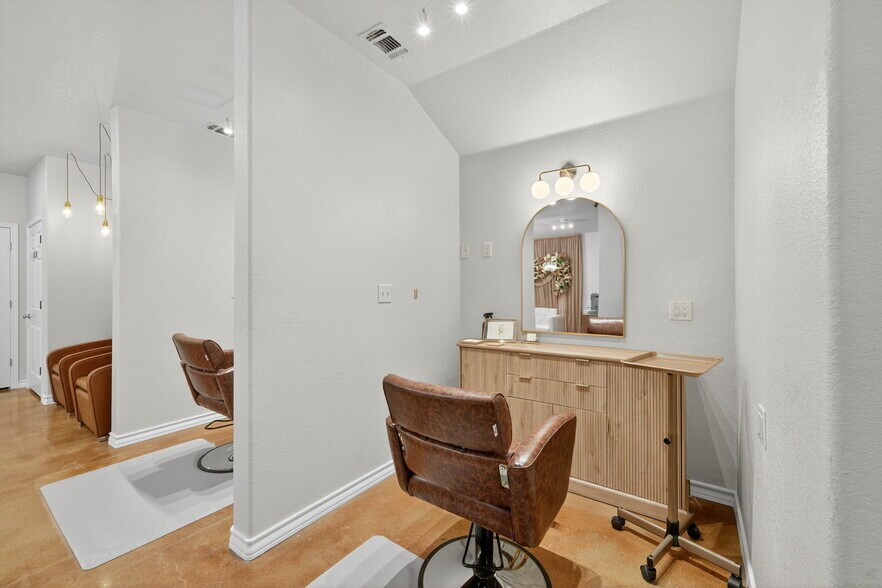 More Photos Of 930 E Blanco Rd, Boerne Showroom For Lease