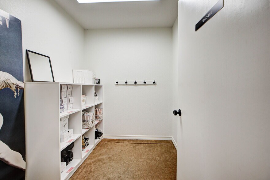 More Photos Of 2433 Wilcox Dr, Norman Freestanding For Lease