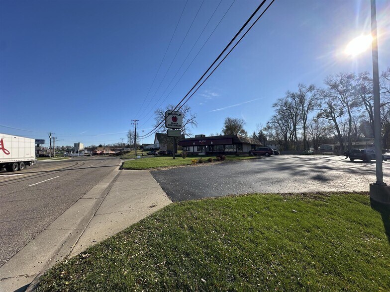 More Photos Of 1427 W Galena Ave, Freeport Freestanding For Sale