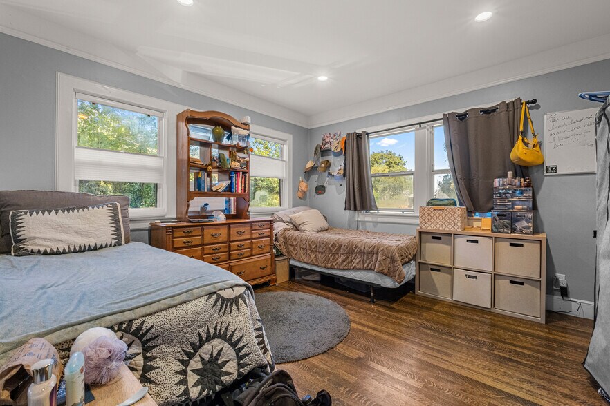 More Photos Of 320 Taylor Rd, Newcastle Specialty For Sale