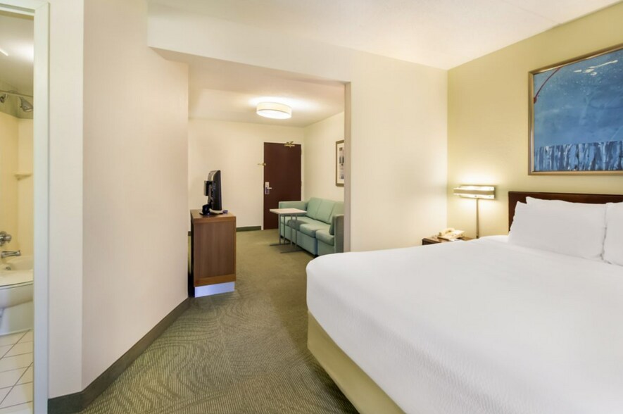 More Photos Of 16 Trinity Point Dr, Washington Hotel For Sale