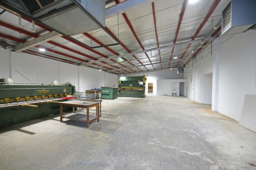 More Photos Of 205-207 Ginn St, Greenwood Service For Sale