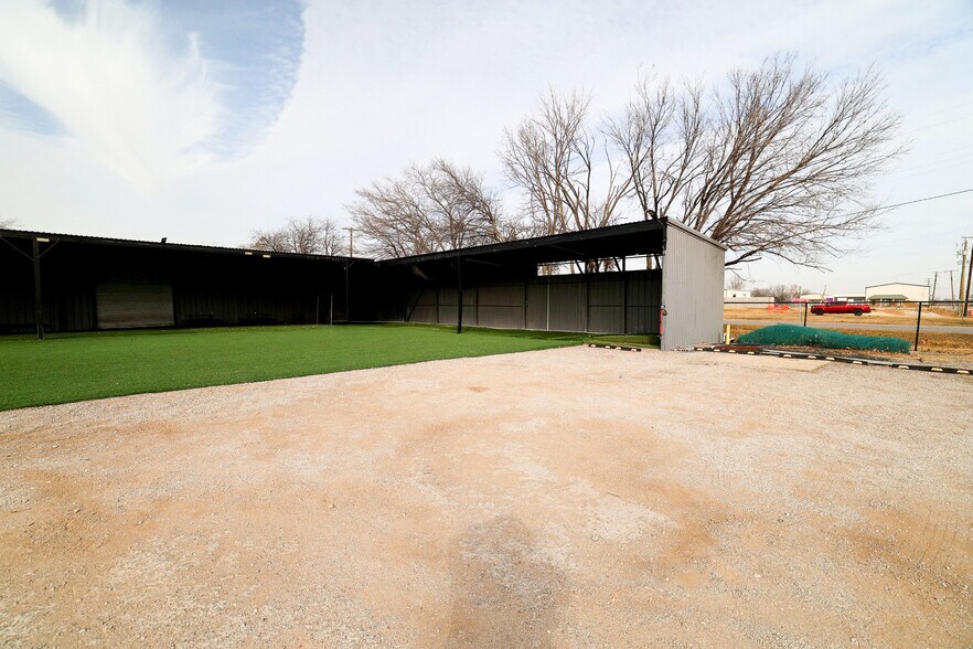 More Photos Of 415 Topeka Ave, Justin Warehouse For Sale