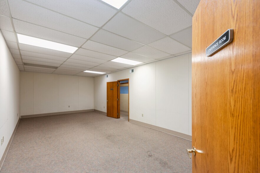 More Photos Of 202-210 W State St, Marshalltown Office For Sale