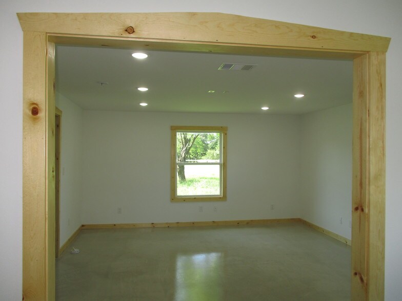 More Photos Of 12724 Lowden Ln, Manchaca Office Residential For Lease