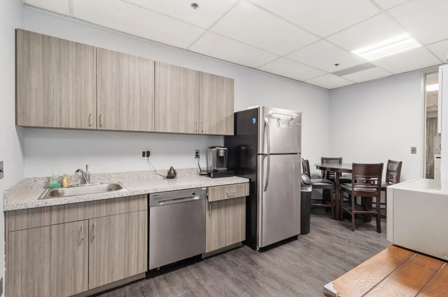 More Photos Of 3155 W big beaver Rd, Troy Office For Lease