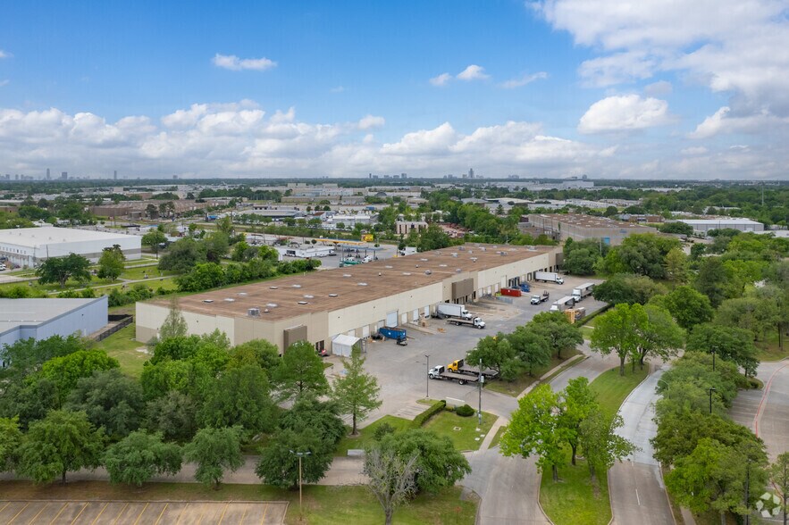 More Photos Of 5910 West by Northwest Blvd, Houston Distribution For Lease