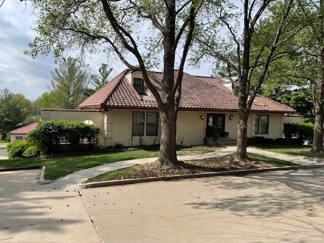 More Photos Of 1007 E St. Maartens Dr, Saint Joseph Office For Sale