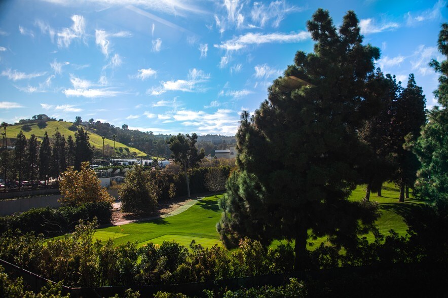 More Photos Of 4450 W Lakeside Dr, Burbank Office For Lease