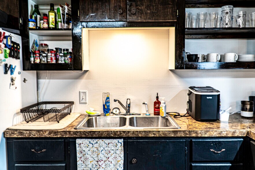 More Photos Of 120 N Main St, Yale Light Manufacturing For Sale