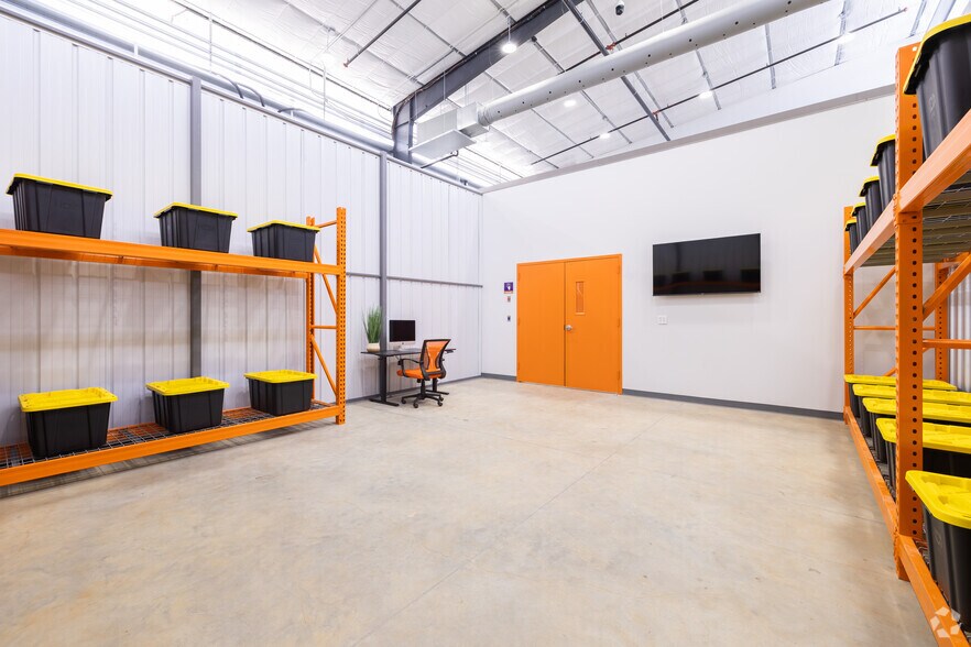 More Photos Of 1027 Outpost Dr, Conroe Showroom For Lease