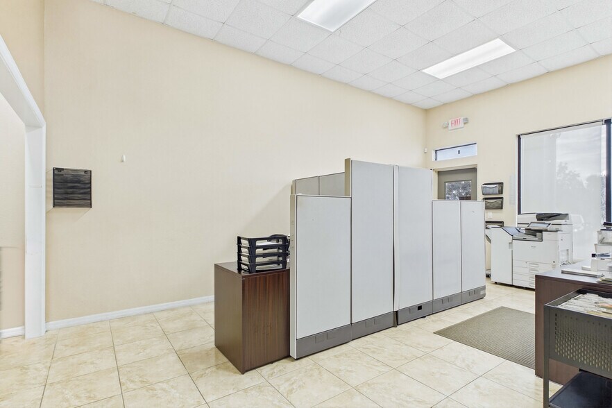 More Photos Of 1010 NE 9th St, Cape Coral Office For Sale