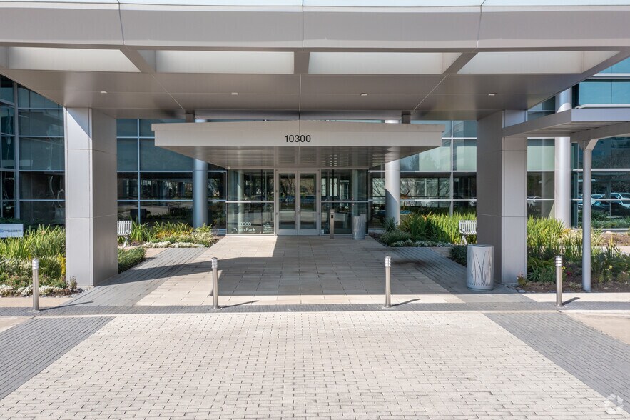 More Photos Of 10300 Town Park Dr, Houston Unknown For Lease