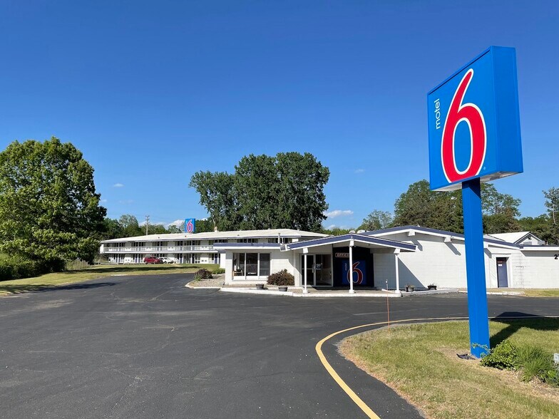 Primary Photo Of 2700 Curry Rd, Schenectady Hotel For Sale