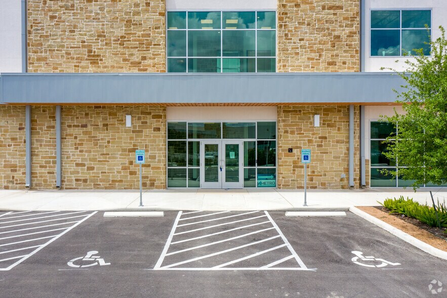 More Photos Of 1750 E Common St, New Braunfels Medical For Lease