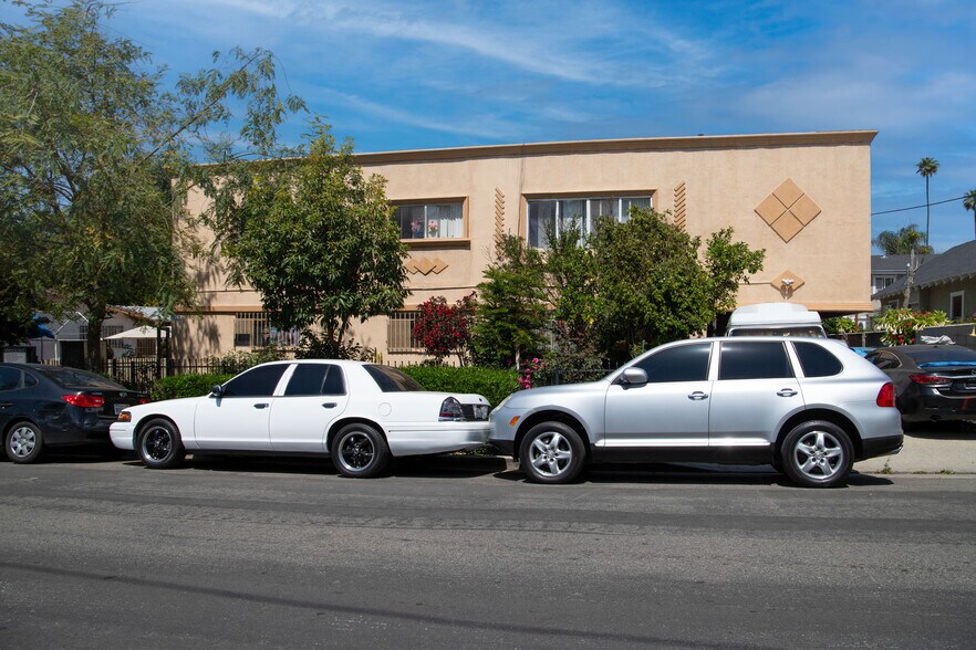 More Photos Of 5005 Axtell St, Los Angeles Apartments For Sale