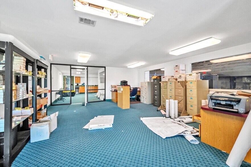 More Photos Of 639 Harbor Blvd, Destin Showroom For Lease