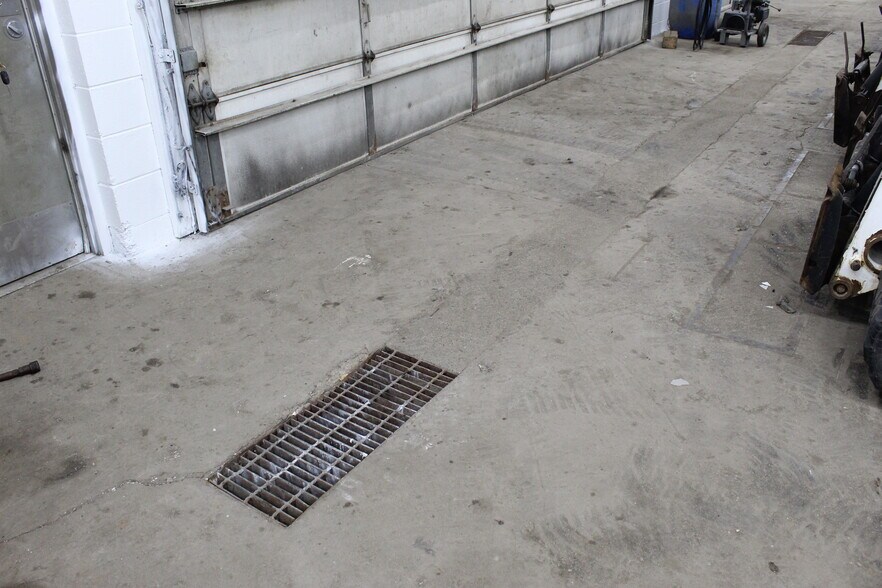 More Photos Of 541 W 90th St, Bloomington Showroom For Sale