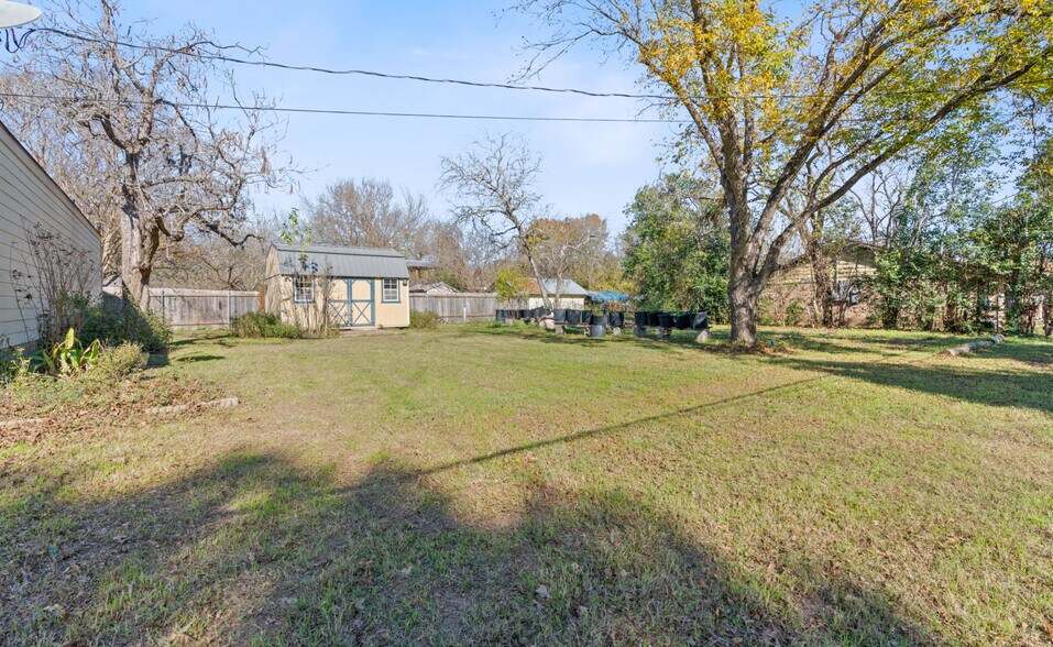 More Photos Of 762 S Guadalupe St, Lockhart Specialty For Sale