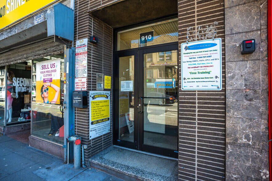 More Photos Of 912-920 Bergen Ave, Jersey City Storefront For Lease